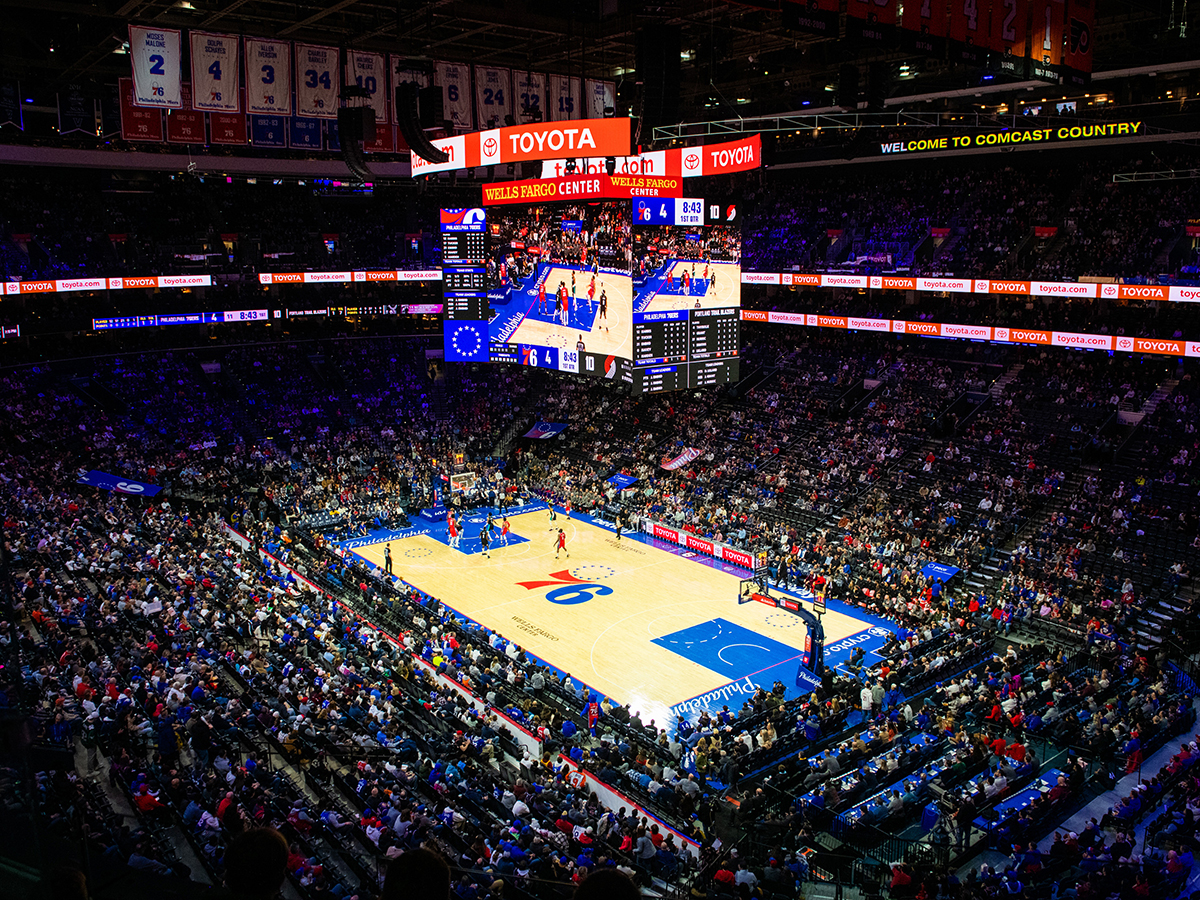 Wells Fargo with basketball court at the center during a Philadelphia 76ers game.