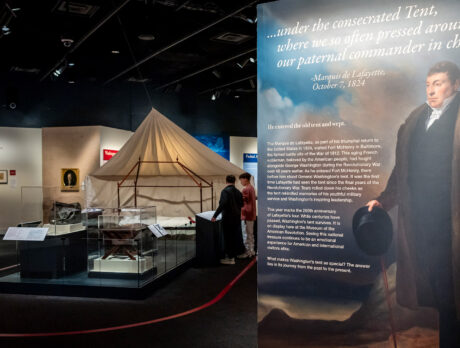 Primeiro vislumbre da exposição Witness to Revolution (Testemunha da Revolução) no Museum of the American Revolution. Os visitantes são recebidos por uma recriação da tenda de George Washington e vários artefatos que ele teria usado no campo de batalha da Guerra Revolucionária.