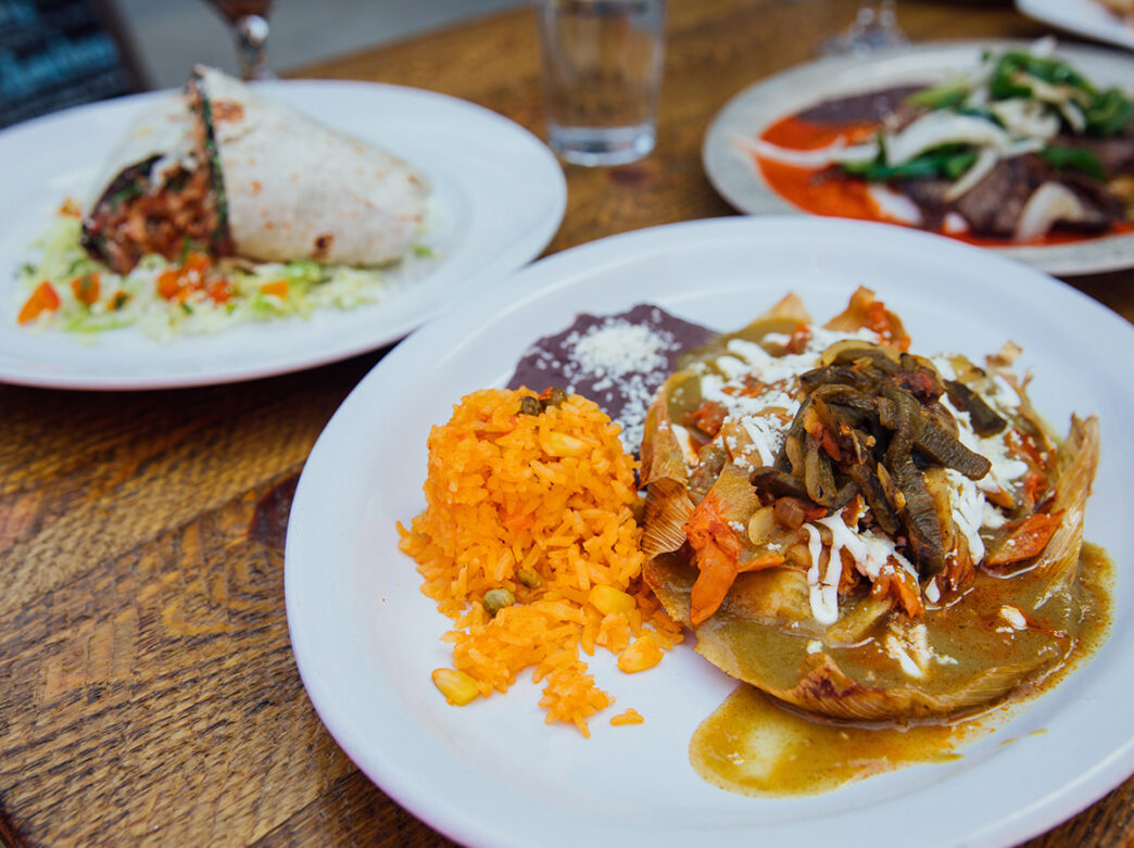 Los platos del menú de Café y Chocolate se exponen en una mesa de madera.