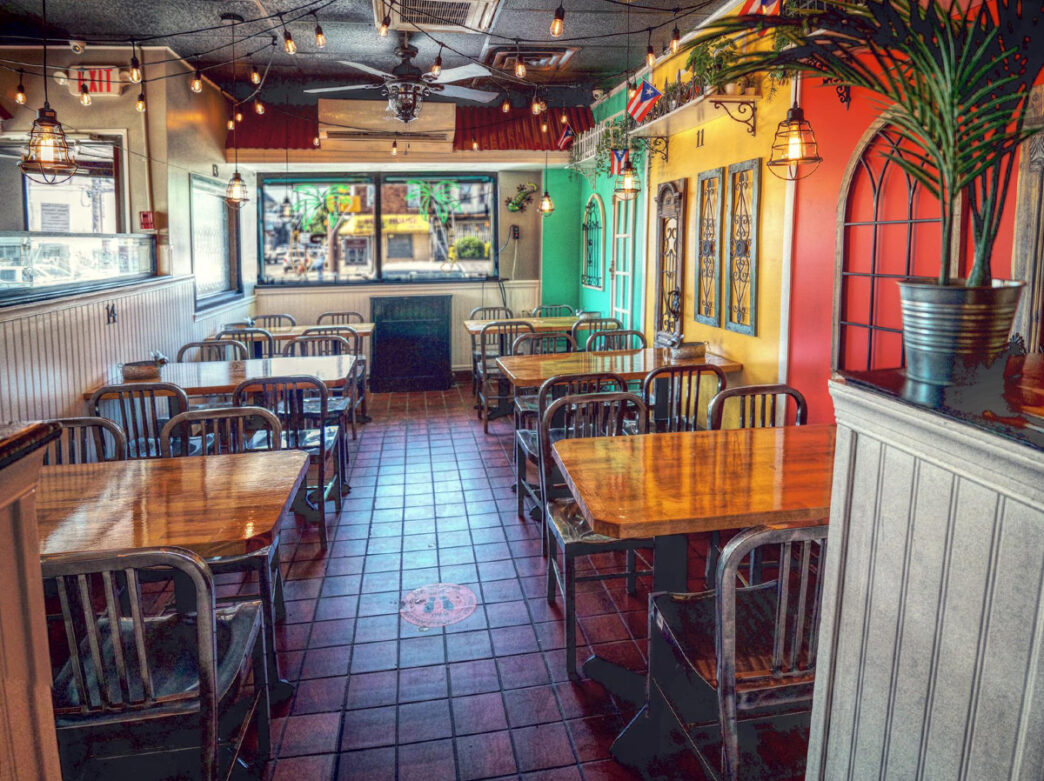 Mesas y sillas en el interior del restaurante Freddy & Tony's de Filadelfia.