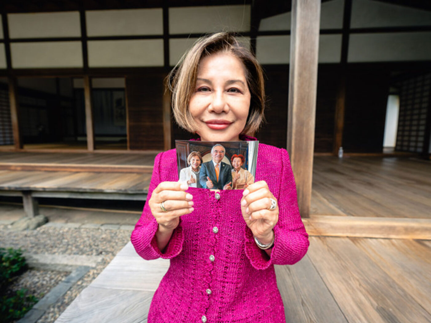 Kazumi Teune tient une photo des membres de sa famille devant le centre culturel japonais Shofuso.