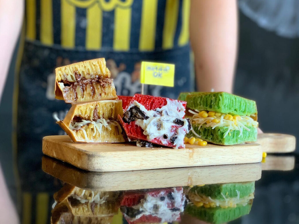 Trois variétés de martabok sont présentées sur un bloc de bois chez Martabok OK à Philadelphie. Ces plats de rue indonésiens sont des crêpes épaisses fourrées d'une garniture sucrée ou salée.