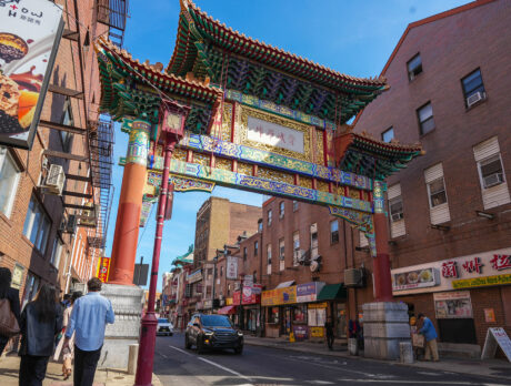 Gente caminando por la acera a través de Chinatown cerca de la Puerta de la Amistad