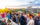 La gente pide bebidas en el Assembly Rooftop Lounge con vistas a la Biblioteca Central Parkway al fondo mientras se pone el sol.