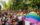 Een menigte met LGBTQ+-vlag tijdens Pride-maand
