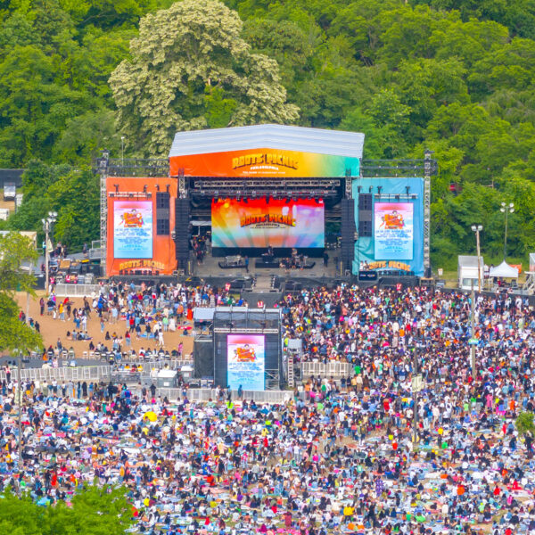 Una toma aérea de una gran multitud en el picnic The Roots en el parque Fairmount.