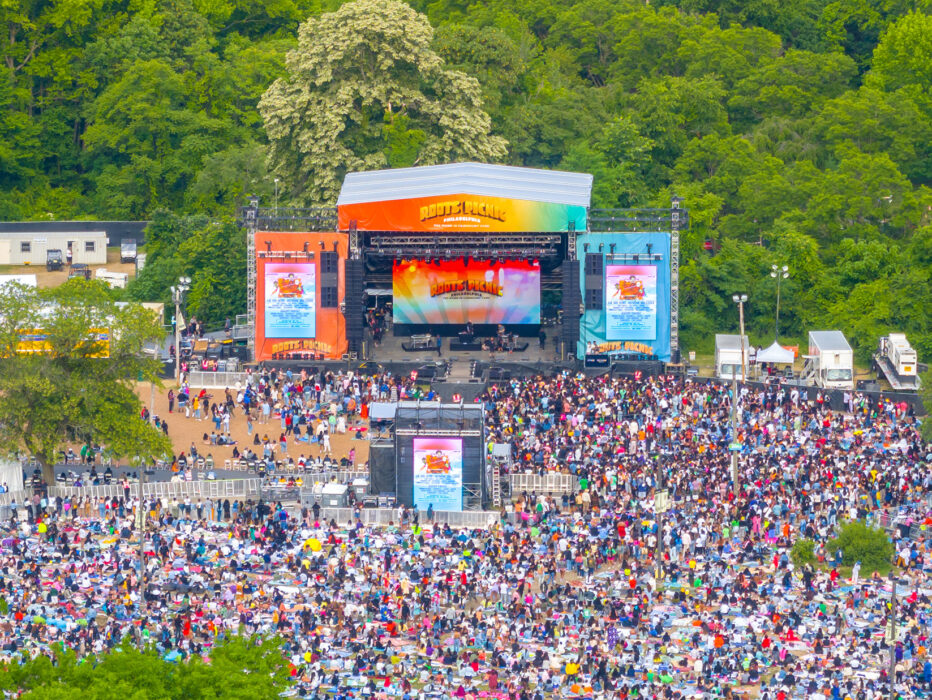 Uma foto aérea de uma grande multidão no The Roots Picnic no Fairmount Park.