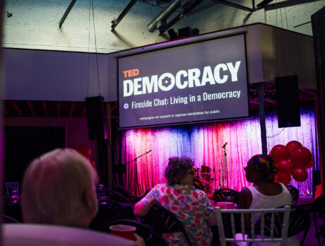 Un écran montre le discours TED sur la démocratie à Philadelphie lors d'une soirée de surveillance communautaire.