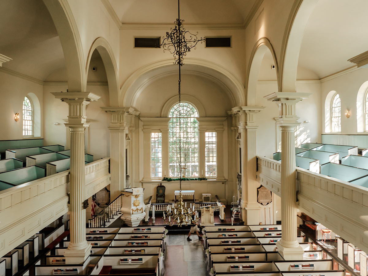 Vue intérieure de l'église Christ Church à Philadelphie. L'image est prise depuis le balcon et donne une vue plongeante sur les bancs et l'autel.