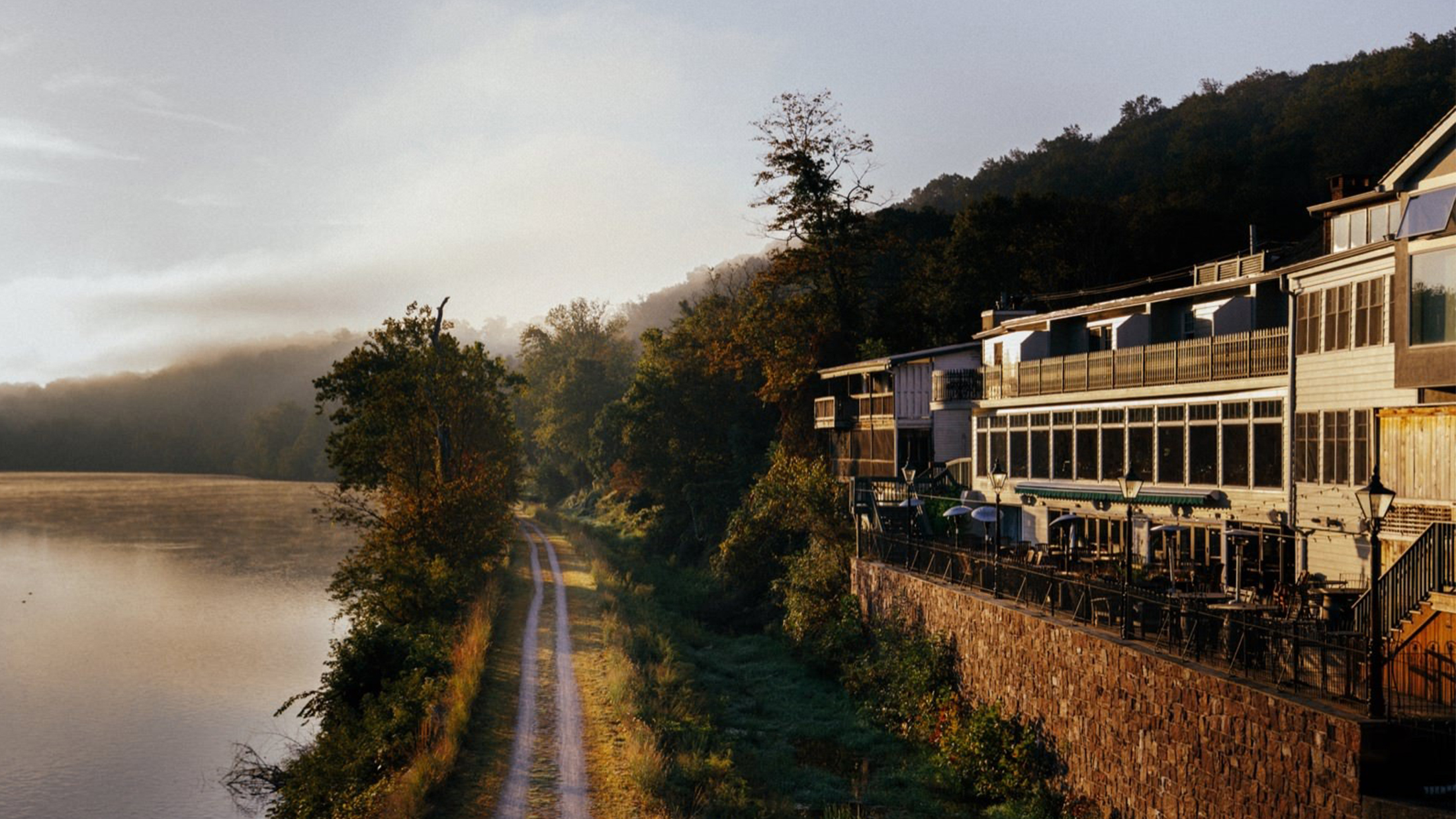 Exterior del Hotel Black Bass con vistas al río Delaware y al camino de sirga.