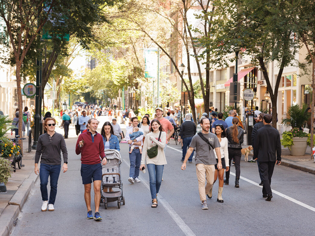 La gente pasea por una calle peatonal mientras disfruta del evento «Rittenhouse Square Open Streets: West Walnut».