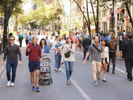 Mensen walnoten langs een autovrije straat terwijl ze genieten van Rittenhouse Square Open Streets: West Walnut.