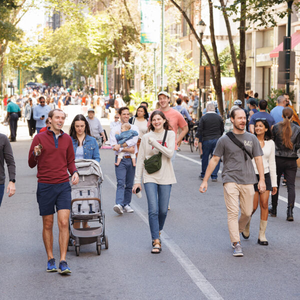La gente pasea por una calle peatonal mientras disfruta del evento «Rittenhouse Square Open Streets: West Walnut».