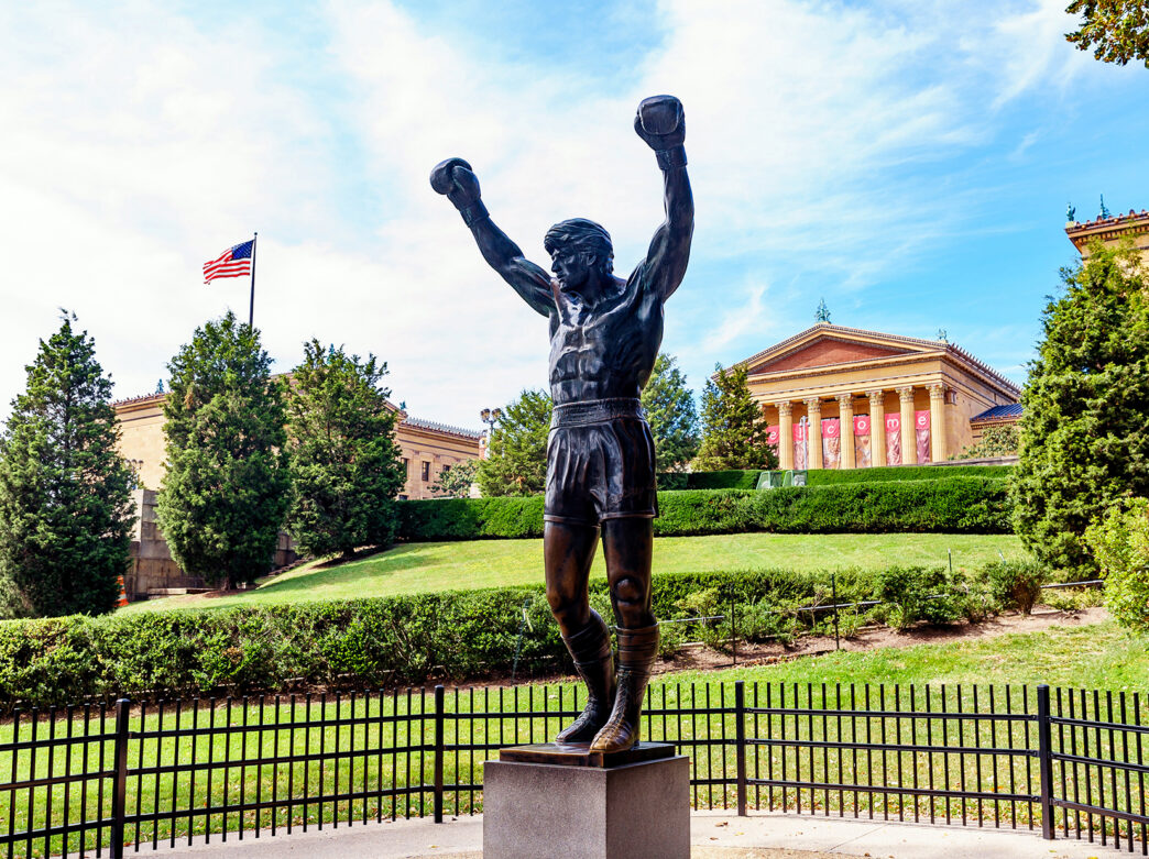 A estátua de bronze de Rocky é exibida na Filadélfia, em frente ao Philadelphia Museum of Art.