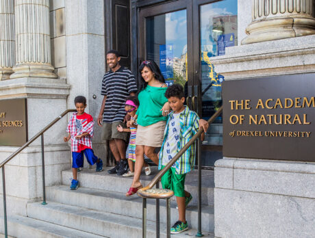 Een gezin van vijf loopt de granieten trap af van de Academie voor Natuurwetenschappen van Drexel University.