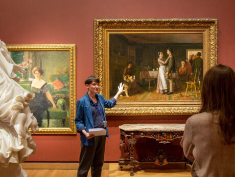 Aislinn Pentecost-Farren dirige una visita guiada por un museo de arte.