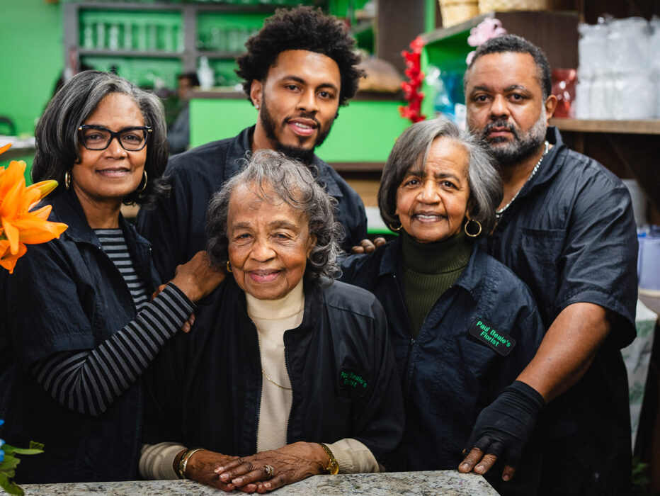 Una familia de floristas posa para una foto de grupo en Paule Beale's Florist