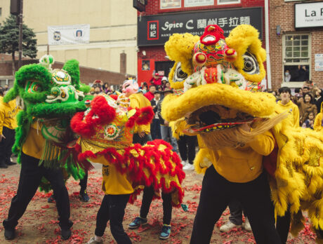 La gente se reúne para ver una representación de la tradicional danza del león durante el Desfile del Año Nuevo Lunar en Chinatown.