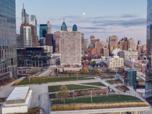 Een uitzicht op de skyline van Philadelphia met uitzicht op het verhoogde stadspark Cira Green.