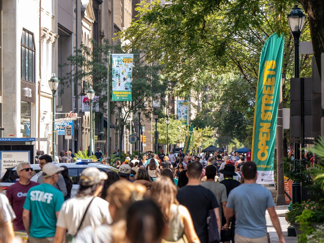 Grupos de personas pasean por una calle peatonal durante el evento «Open Streets West Walnut».