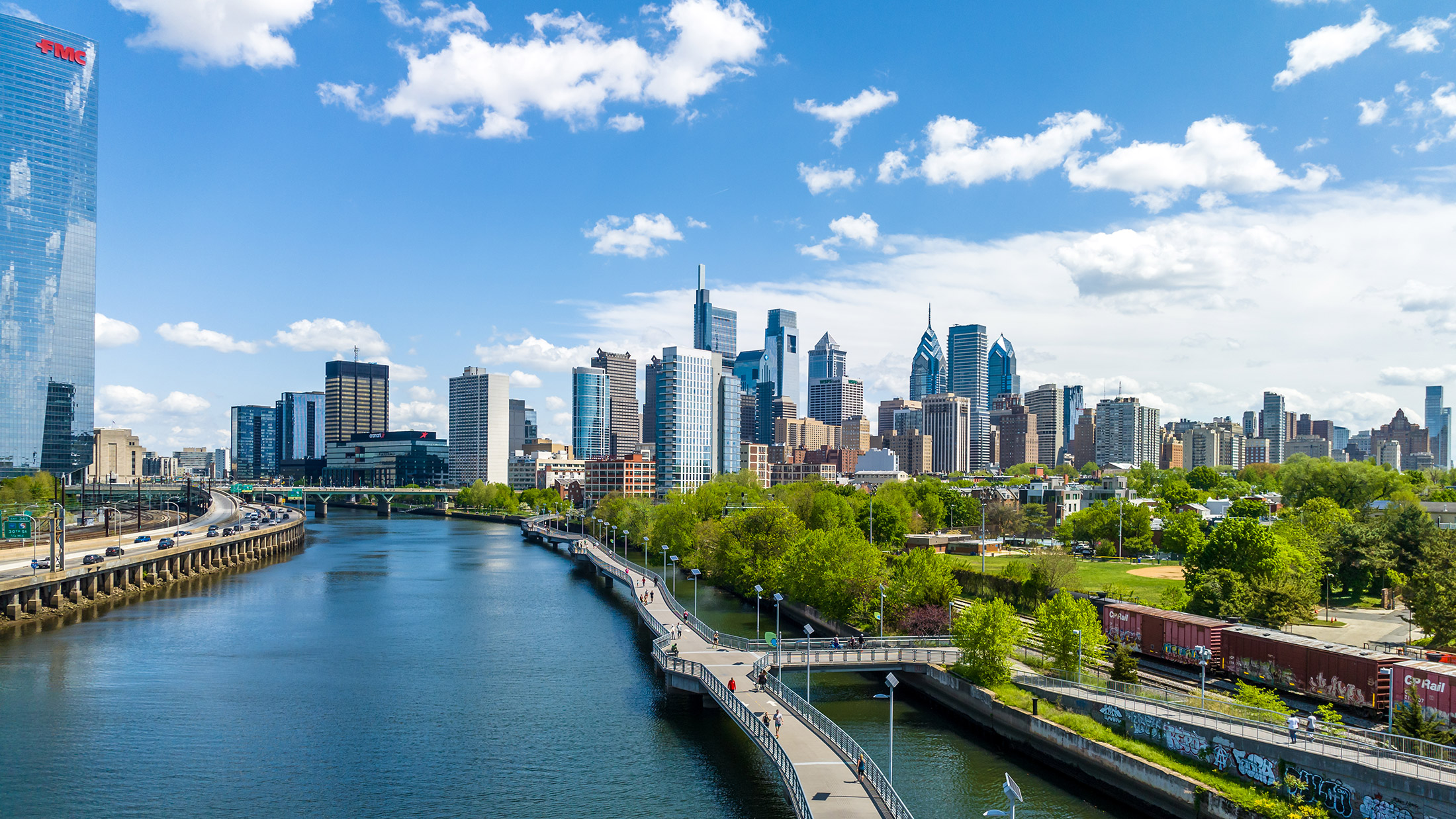 A linha do horizonte da Filadélfia a partir da South Street Bridge, com o calçadão de Schuylkill Banks em primeiro plano