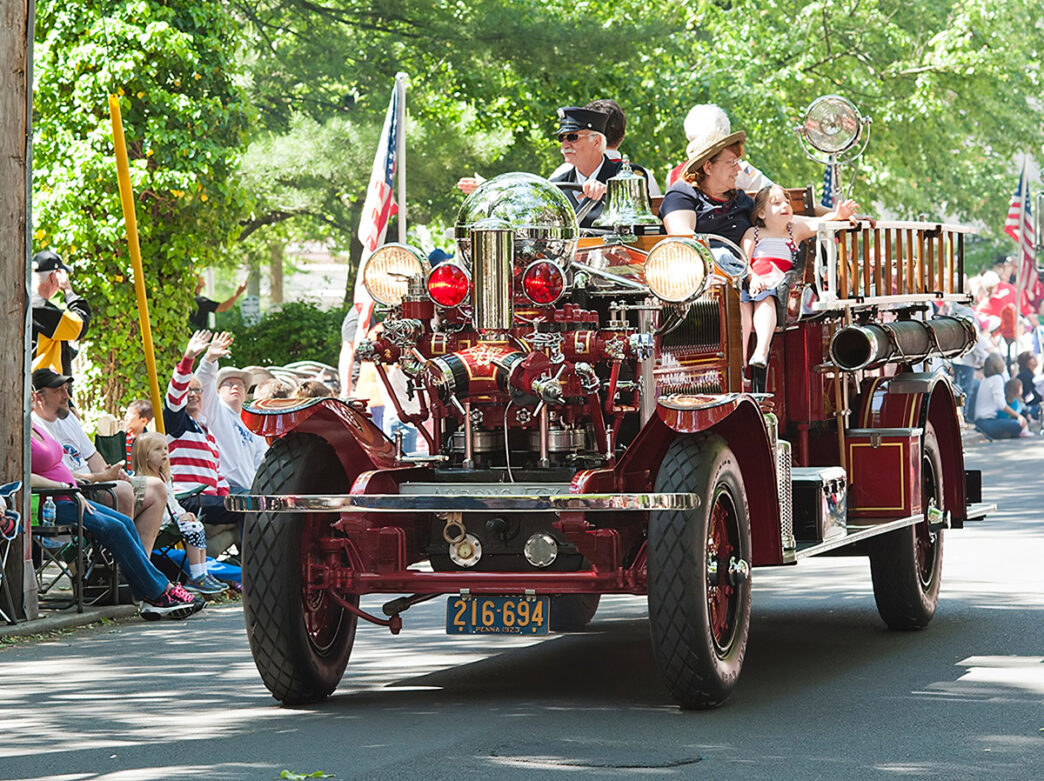 Des personnes à bord d'un véhicule de parade lors du défilé du Memorial Day à Doylestown.