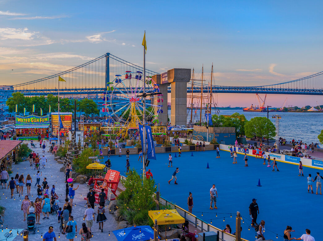 Les gens font du roller sur la RiverRink tandis que d'autres se promènent, jouent à des jeux ou font un tour de grande roue à l'Independence Blue Cross Summerfest.