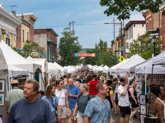 Une foule nombreuse fait ses achats dans les tentes blanches des vendeurs qui bordent Main Street lors du Manayunk Arts Festival.