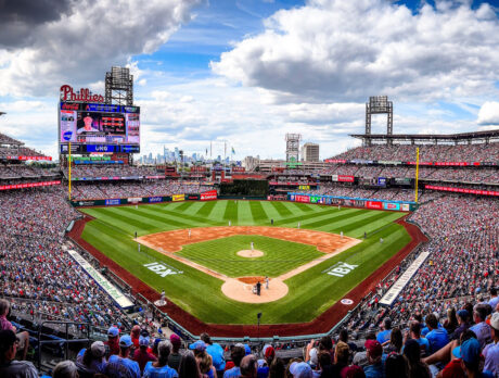 Le Citizens Bank Park bondé lors d'un match des Phillies de Philadelphie, avec les fans remplissant les gradins et la silhouette de Philadelphie en arrière-plan.