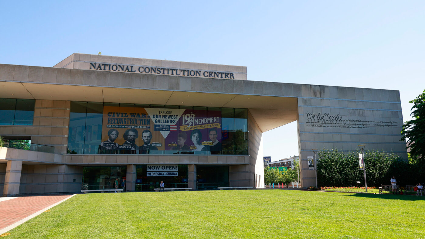 Exterior del National Constitution Center con un cartel sobre las galerías más recientes y un césped verde.