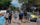 Une foule de gens se promène dans Main Street, à Ambler, en admirant les voitures anciennes.