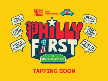 Uma ilustração amarela brilhante promovendo a Philly First Anniversary Ale, com chamadas ilustradas destacando os "primeiros" da Filadélfia, como o primeiro computador, o primeiro circo e o primeiro show de flores, e as palavras "Tapping Soon" (Em breve) na parte inferior.