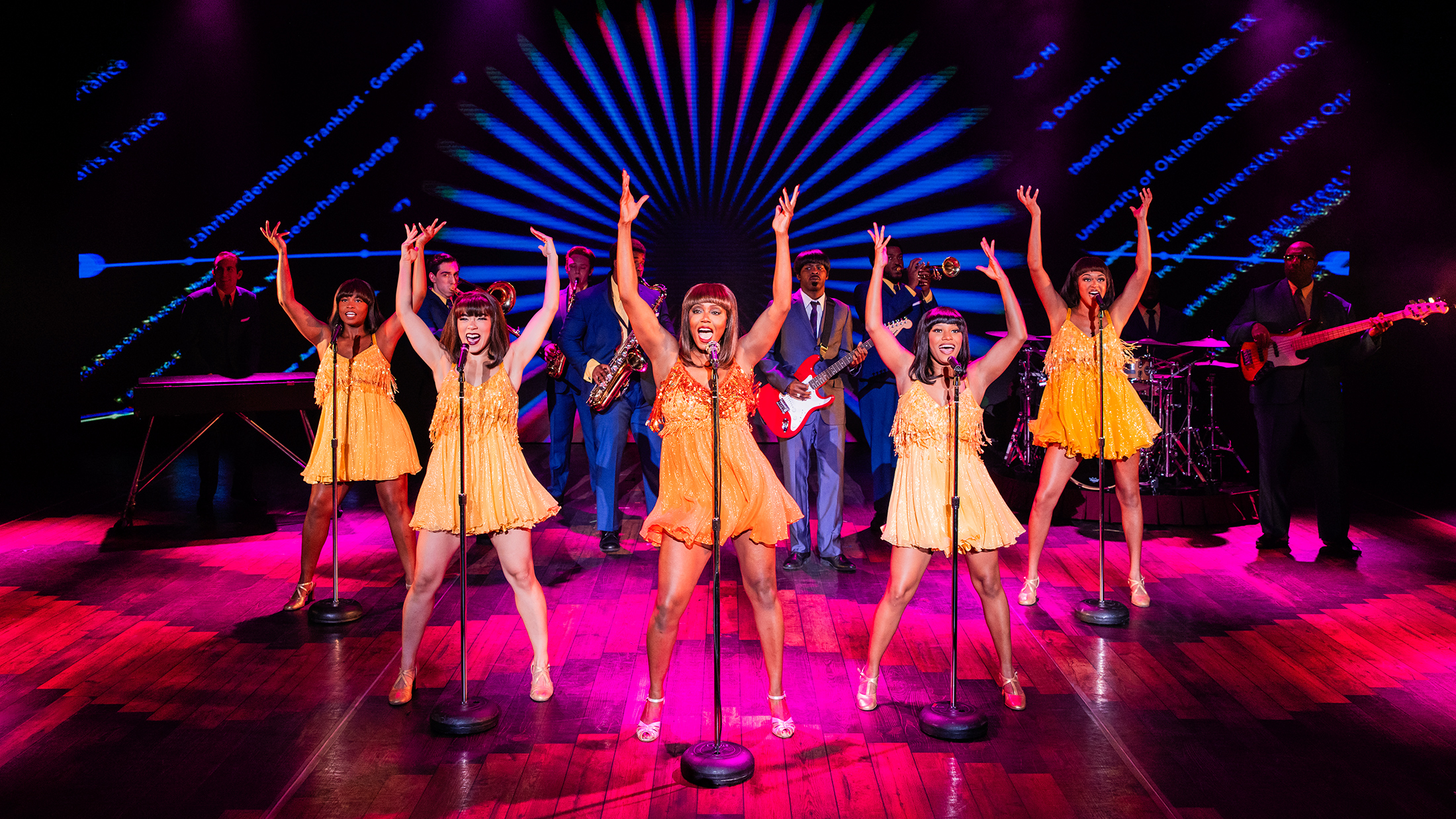 Des femmes vêtues de jaune dansent sur une scène rose pour une représentation de la comédie musicale de Tina Turner.