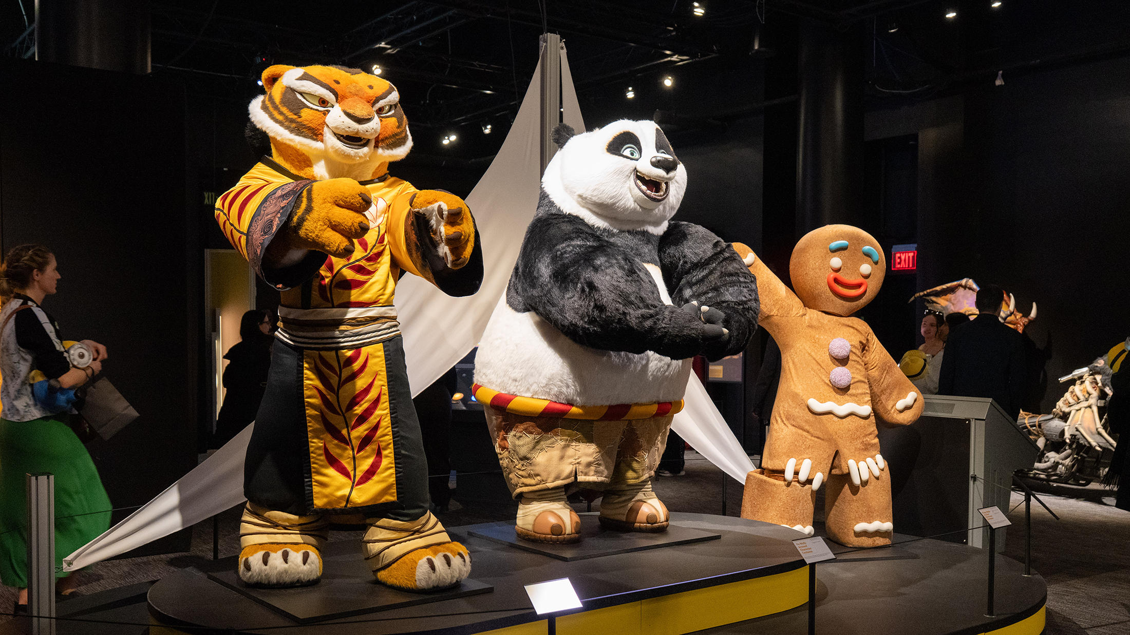 Grandes disfraces de personajes, entre los que se incluyen un tigre, un panda y una figura de pan de jengibre, se exhiben en la galería de exposiciones de Universal Theme Parks.