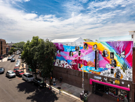 Un colorido mural que representa la historia de las mujeres trans se encuentra sobre Philly Aids Thrift en Queen Village.