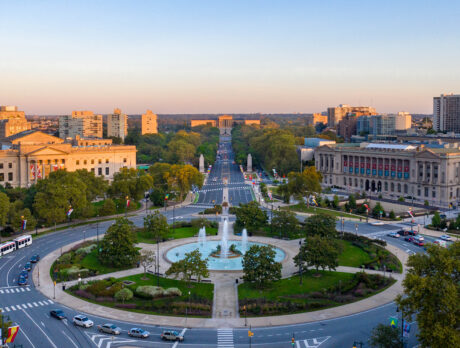 Una vista aérea de la Benjamin Franklin Parkway con vistas a la fuente de la Logan Square, la Barnes Foundation, la Parkway Central Library y la Philadelphia Museum of Art.