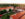 Vue aérienne de l'hôtel et centre de conférences Normandy Farm. Les murs blancs et les toits rouges du complexe se détachent au milieu d'une végétation luxuriante.
