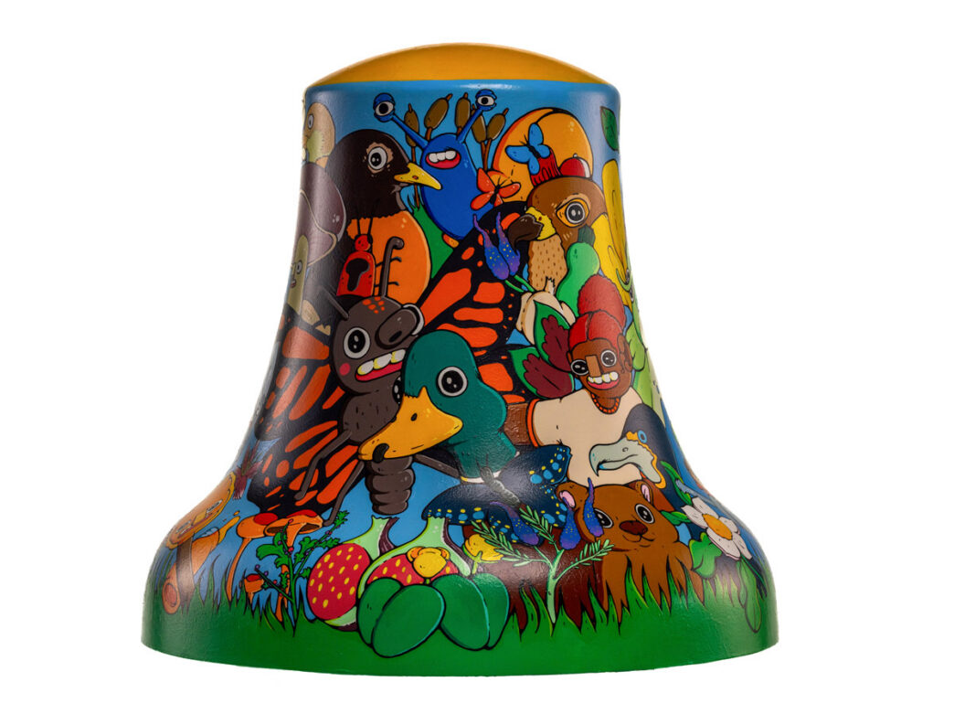 Cloche illustrée en couleurs, intitulée A Diagram of Value, représentant le sud-ouest de Philadelphie pour Philadelphia250’s Bells Across PA. Elle présente des animaux, des plantes et des insectes de style bande dessinée dans une scène vibrante inspirée de la nature.