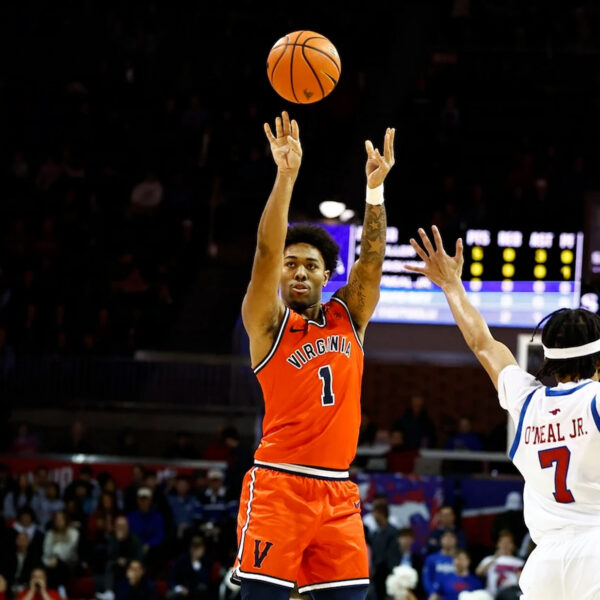 Malik Thomas, de Virginia, lanza por encima de dos defensores en la victoria de su equipo por 72-68 sobre la Universidad Metodista del Sur.