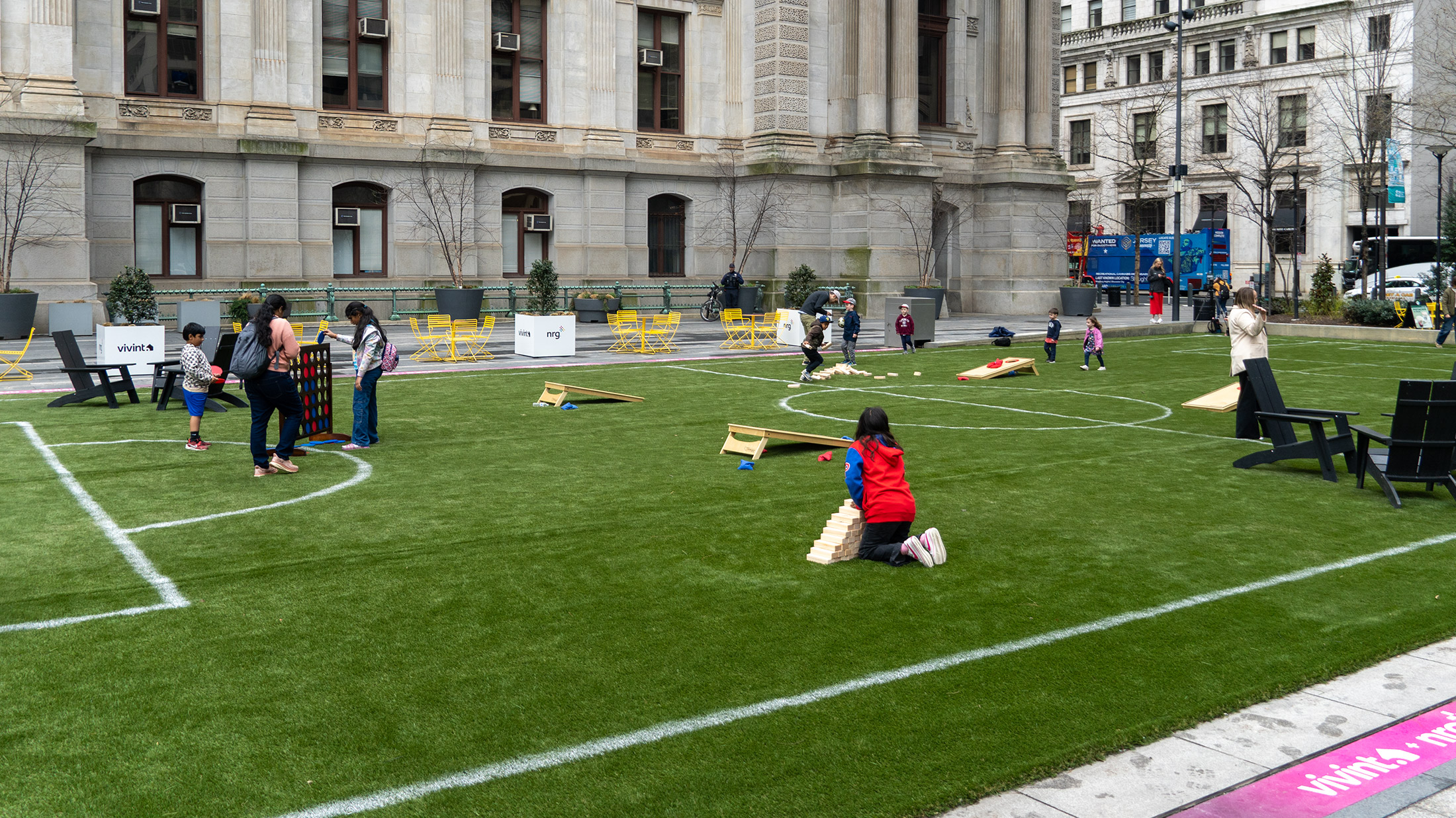 Los niños juegan en un campo de fútbol de césped instalado frente al local City Hall de Filadelfia.