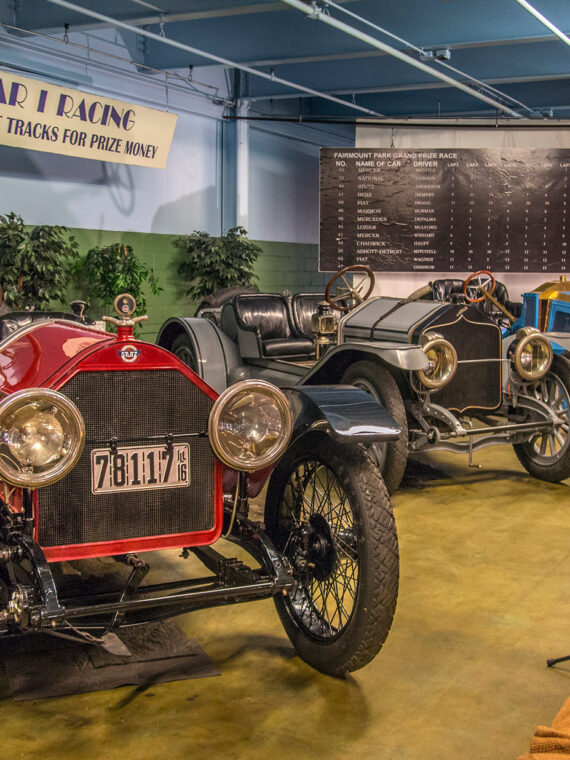 Un visitante del Museo del Automóvil de la Fundación Simeone observa los autos de carreras de la época anterior a la Primera Guerra Mundial.