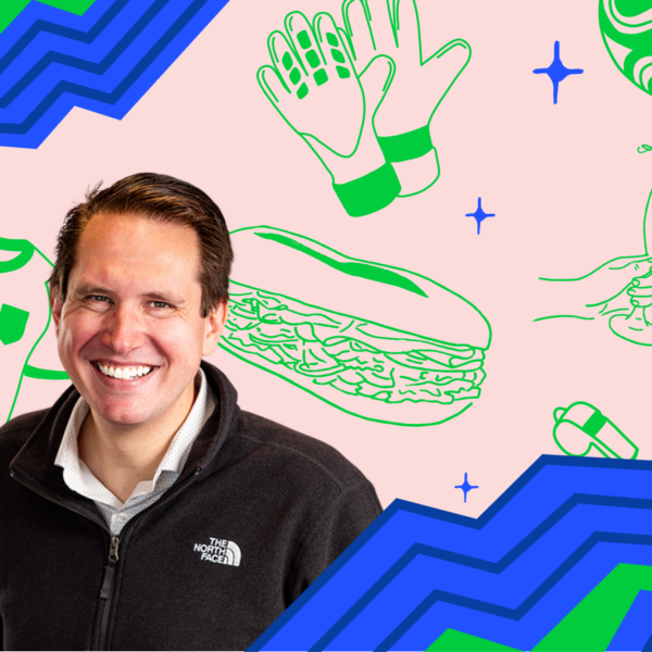 Andrew Zwarych, de in Philadelphia woonachtige expert op het gebied van het FIFA Wereldkampioenschap 26, poseert tegen een grafische achtergrond met illustraties die verwijzen naar Philadelphia, waaronder een hoagie, sporthandschoenen, een voetbal en geheven champagneglazen. Opvallende blauwe en groene geometrische patronen omlijsten de afbeelding en zorgen voor een kleurrijk, modern portret.