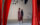 Deux visiteurs se promènent dans une salle d'exposition, encadrés par d'imposantes sculptures minimalistes rouges au sein des Jardins de Calder.