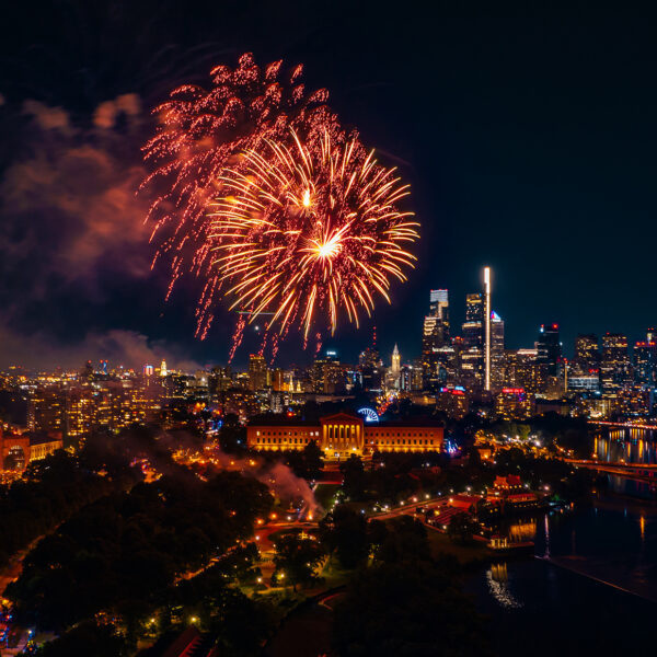 ’s Nachts barstten er vuurwerkbollen los boven de skyline van Philadelphia, waardoor de Benjamin Franklin Parkway, de Philadelphia Museum of Art en de wolkenkrabbers van Center City tijdens de viering van 4 juli werden verlicht.