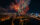 La nuit, des feux d'artifice éclatent au-dessus des toits de Philadelphie, illuminant le Benjamin Franklin Parkway, le Philadelphia Museum of Art et les gratte-ciel du centre-ville lors des festivités du 4 juillet.