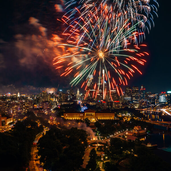 Los fuegos artificiales estallaron sobre el horizonte nocturno de Filadelfia, iluminando el Benjamin Franklin Parkway, el Philadelphia Museum of Art y los rascacielos del centro de la ciudad durante la celebración del 4 de julio.