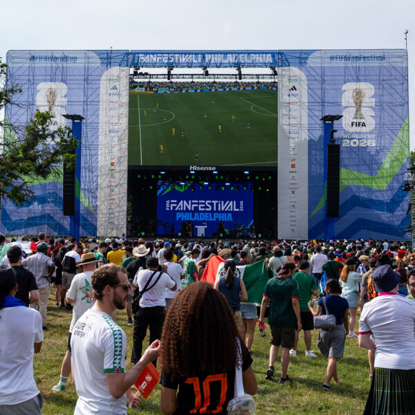 Una multitud observa una pantalla gigante de televisión en la que se transmite el Mundial de fútbol en la FIFA Fan Fest de Filadelfia