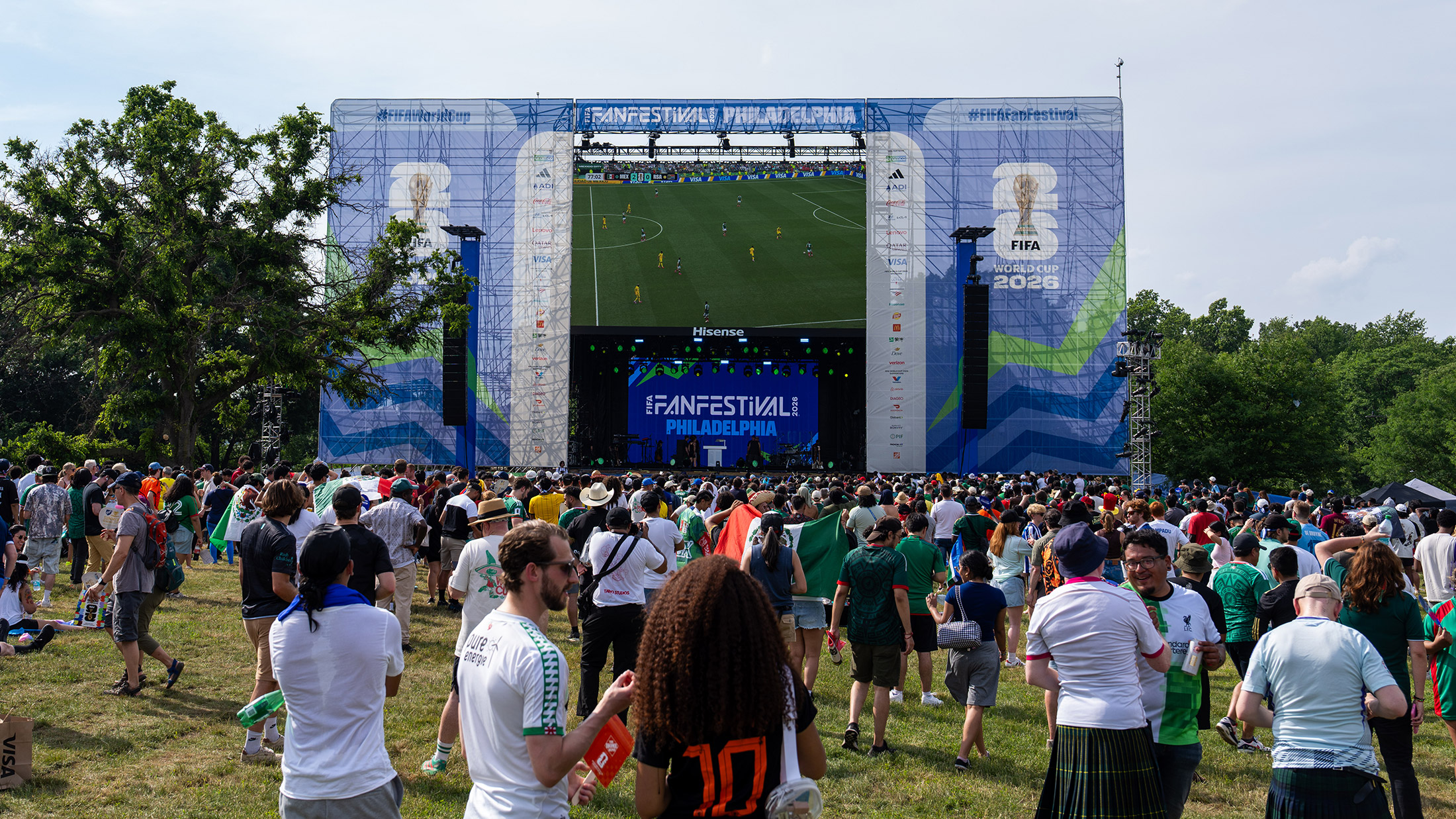 Una multitud observa una pantalla gigante de televisión en la que se transmite el Mundial de fútbol en la FIFA Fan Fest de Filadelfia