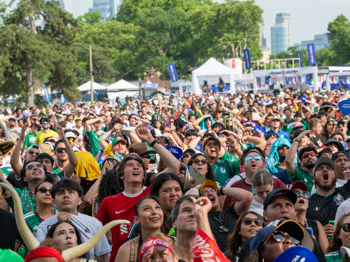Una multitud de aficionados reacciona mientras ve un partido de fútbol en el Festival de Aficionados de la FIFA en Filadelfia.