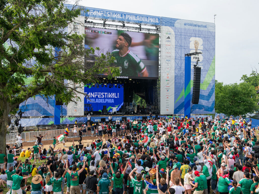 Une foule nombreuse acclame devant un écran en plein air, lors du Fan Festival de la FIFA, où est retransmis le match du Mexique dans le cadre de la Coupe du monde de la FIFA.